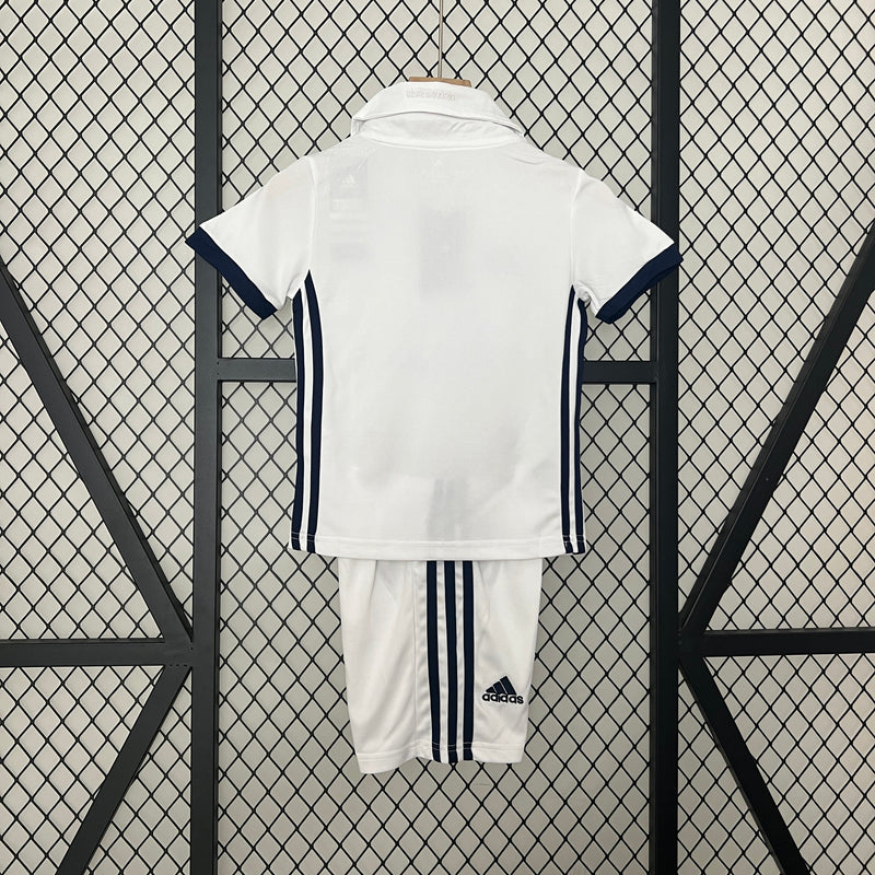 Camiseta y Pantalones Cortos Niños Real Madrid Home Retro 16/17