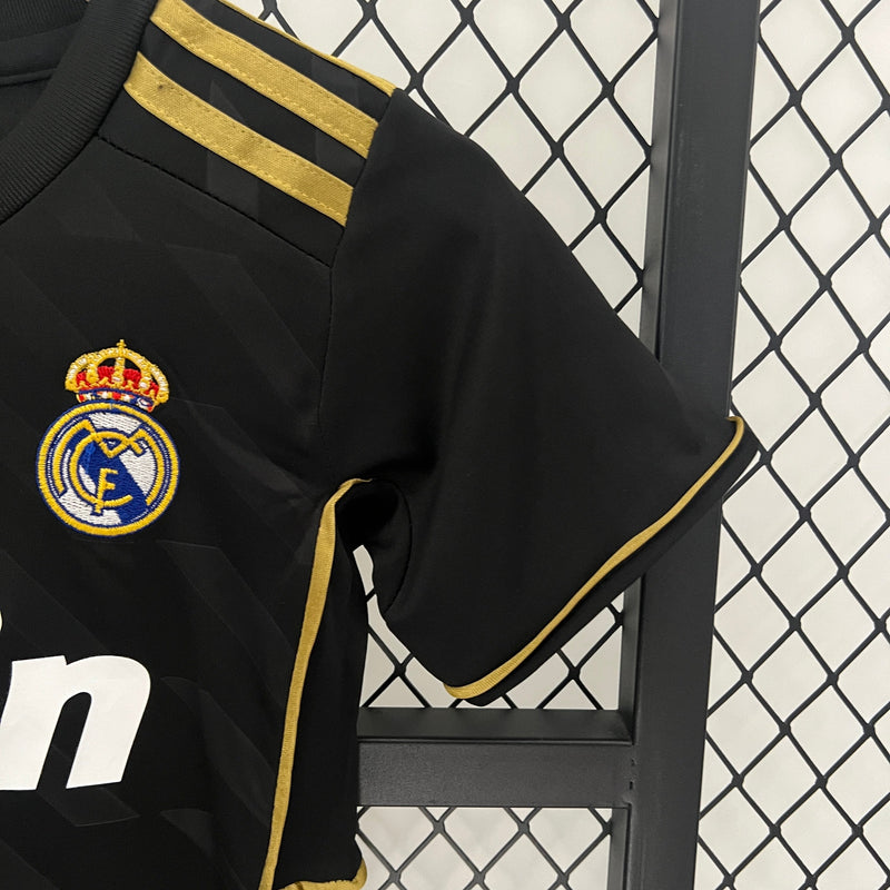 Camiseta y Pantalones Cortos Niños Real Madrid Away Retro 11/12