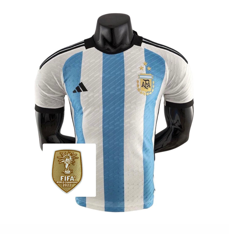 CAMISETA ARGENTINA I EQUIPACIÓN - 3 ESTRELLAS 22/23 - CON PARCHE DE CAMPEÓN DE LA COPA DEL MUNDO - BLANCO Y CELESTE - VERSIÓN JUGADOR