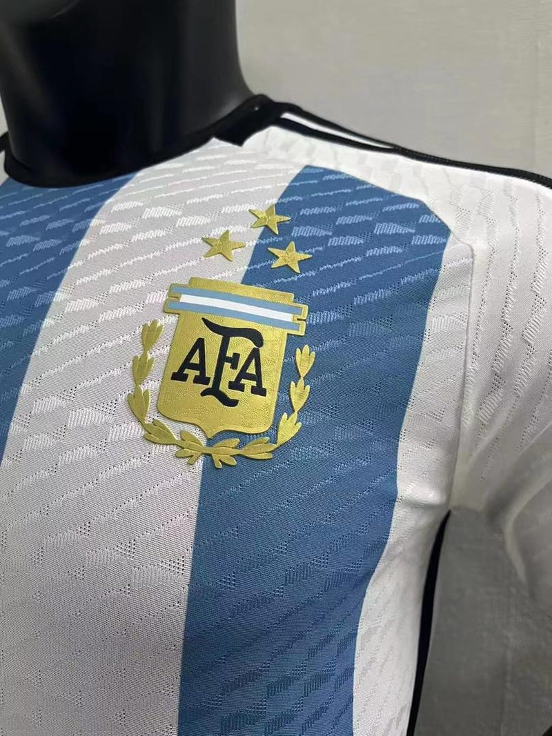 CAMISETA ARGENTINA I EQUIPACIÓN - 3 ESTRELLAS 22/23 - CON PARCHE DE CAMPEÓN DE LA COPA DEL MUNDO - BLANCO Y CELESTE - VERSIÓN JUGADOR