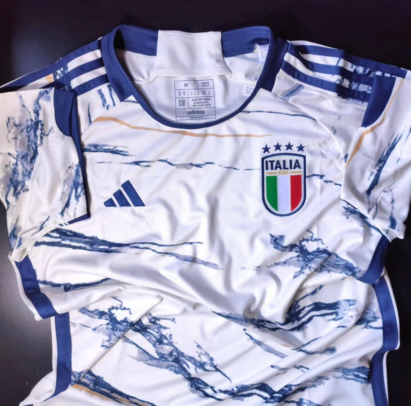 Camiseta Italia Visitante 2023-2024 incl. Conjunto de parches de clasificación para la Eurocopa 2024