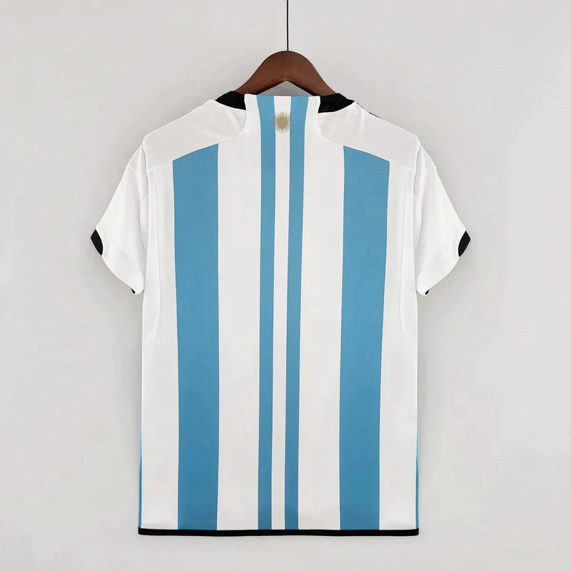 CAMISETA ARGENTINA I EQUIPACIÓN - 3 ESTRELLAS - 22/23 - CON PARCHE DE CAMPEÓN DE LA COPA DEL MUNDO -BLANCO Y CELESTE